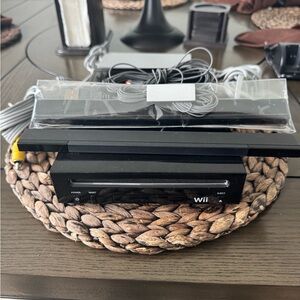 Nintendo Wii Console Bundle w Wii Play Game